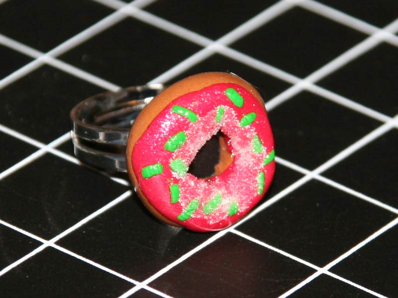 Nouvelle bague fantaisie aux couleurs de Noël : le Christmas donuts !