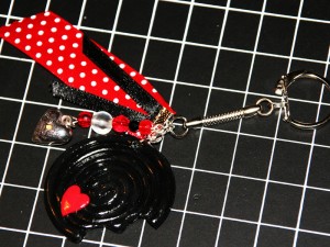 Et découvrez la vidéo tutoriel de cette réalisation en fimo (porte-clefs en réglisse croqué) sur 