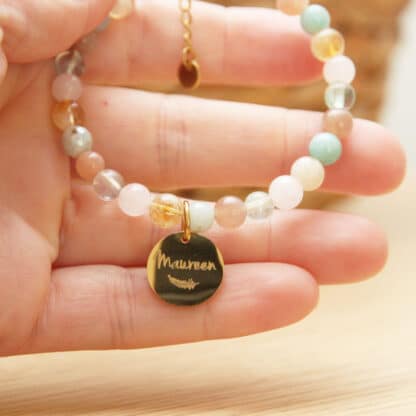 Personnalisez le bracelet de communion de votre enfant avec une médaille gravée