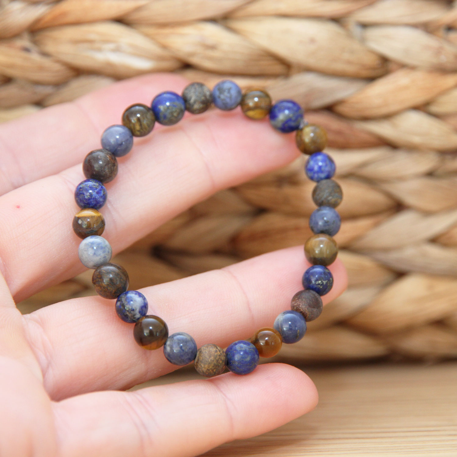 Les pierres de se bracelet aident les enfants timides et réservés à se faire de nouveaux amis