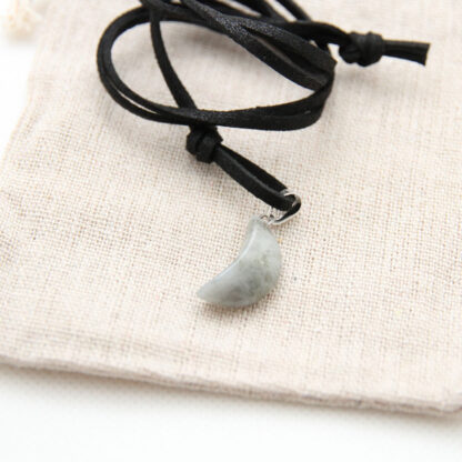 Collier de protection femme ou enfant avec lune en labradorite