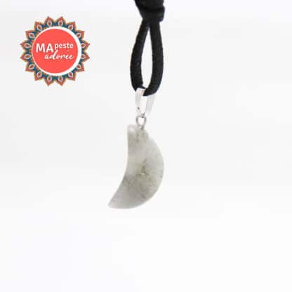 Voici un pendentif lune en pierre de Labradorite 20mm