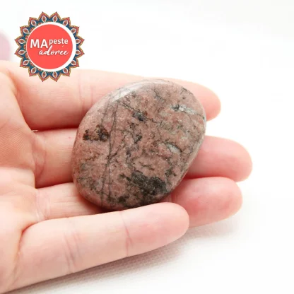 La rhodonite est une pierre qui apporte calme, sérénité et apaisement