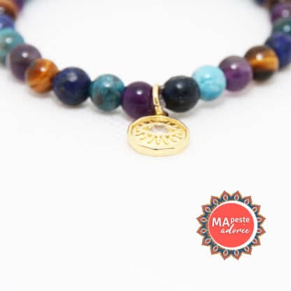 Un bijou à offrir, pour femmes, avec pierres d'apatite, de lapis lazuli, améthyste et oeil de tigre