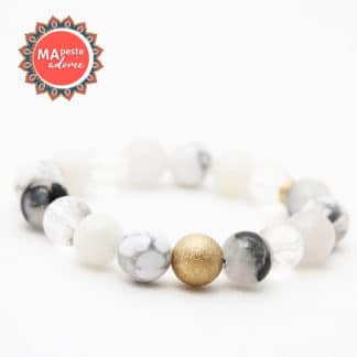 C'est un bracelet BIG avec de grosses perles de quartz rutile, howlite, pierre de lune et cristal de roche