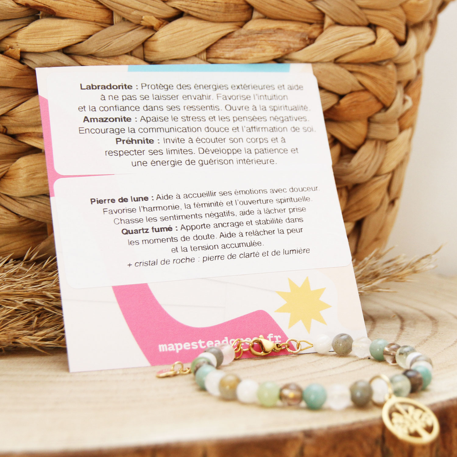 Toutes les explications des pierres et leurs bienfaits sont sur la carte du bracelet