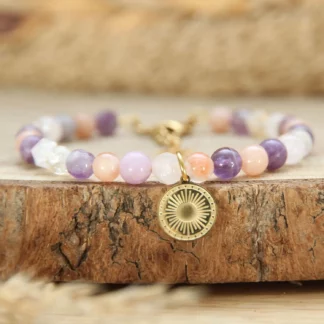 Bijou bien-être femme : bracelet en pierres naturelles pour réduire le stress et favoriser le sommeil, avec lépidolite et améthyste. Création Ma Peste Adorée