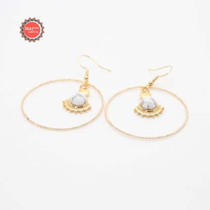 C'est une paire de boucles d'oreilles de lithothérapie avec de la pierre d'howlite