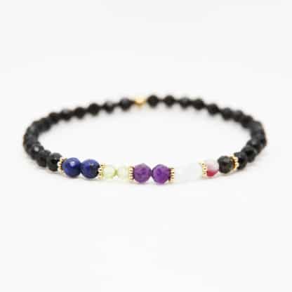Voici un bracelet élastique femme en pierres fines avec les pierres de naissance de votre famille