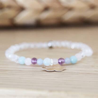 Un bracelet fin et délicat, avec des pierres naturelles pour l'amour et la tendresse
