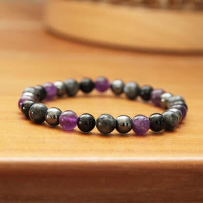 Les meilleures pierres pour le deuil ont été choisies pour ce bracelet homme
