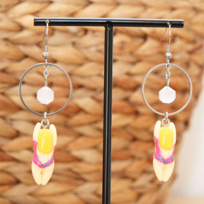 Boucles d'oreilles baigneuse avec quartz rose, une idée de cadeau pour maitresse