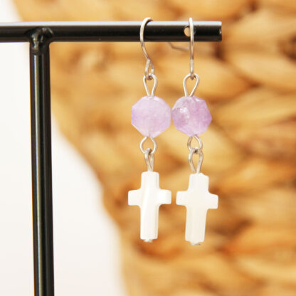 Boucles d'oreilles avec croix en nacre pour baptême ou communion