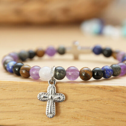 Choisissez les perles qui composeront ce bijou chrétien pour homme