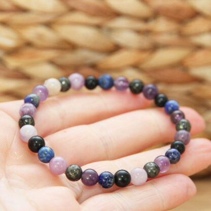 Ce bracelet femme est réalisé en pierres naturelles 6mm pour se détacher des écrans