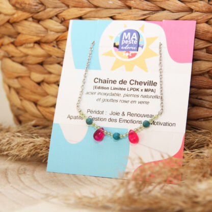 Une chaîne de cheville avec apatite et péridot + gouttes roses en verre