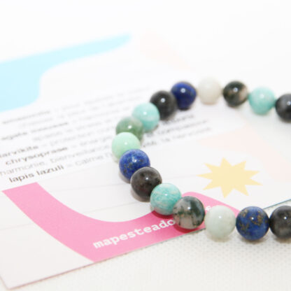 Chaque bracelet est livré avec une carte qui reprend les pierres et leurs bienfaits