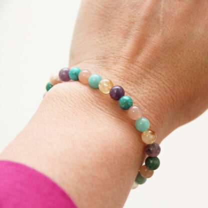 Le bracelet femme gratitude est réalisé en pierres naturelles 6mm