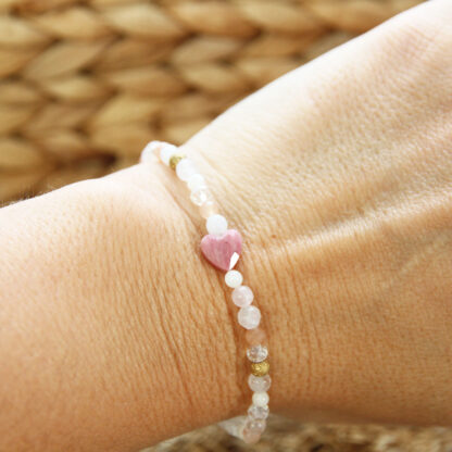 Bijou lithothérapie pour apaiser un cœur brisé – Bracelet Mini Cœur avec pierre facettée en rhodonite