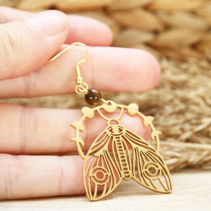 Bijou artisanal : boucles Immortelle avec papillon de nuit et pierre au choix (œil de tigre, citrine, quartz rose, quartz fumé)