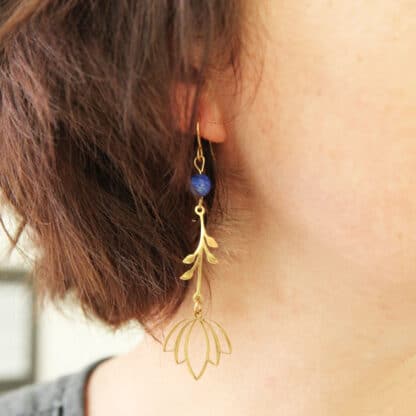 Boucles d’oreilles dorées Hanami avec pierre fine 6 mm et design floral délicat