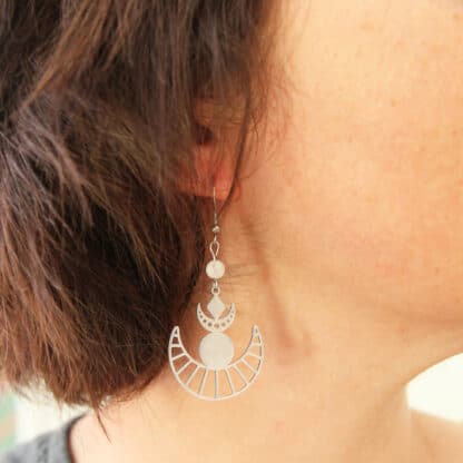 Détail des boucles En phase : pierre de lune et motif ajouré lunaire symétrique