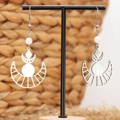 3️⃣ Boucles longues En phase : pierre fine 6 mm et phases lunaires argentées