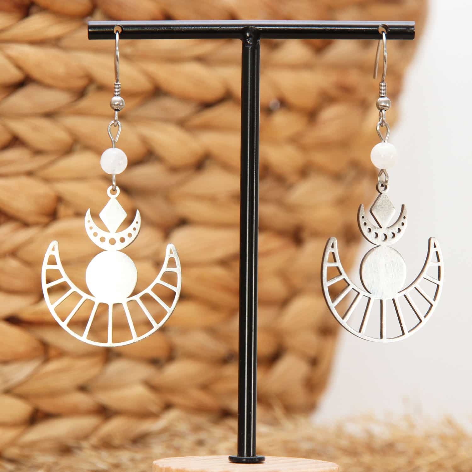 3️⃣ Boucles longues En phase : pierre fine 6 mm et phases lunaires argentées