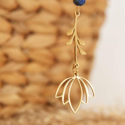 Boucles d’oreilles Hanami en acier inoxydable doré avec pierre naturelle et fleur japonaise ajourée