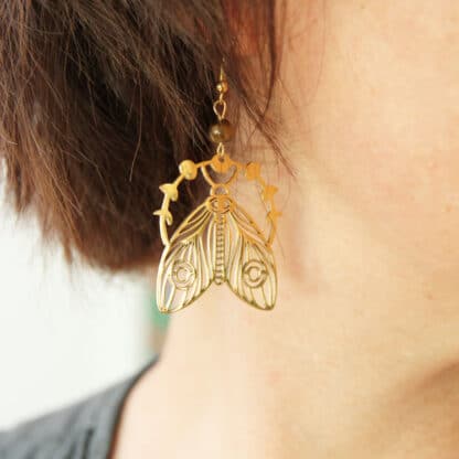 Boucles d’oreilles Immortelle en acier inoxydable doré avec pierre naturelle et breloque papillon de nuit