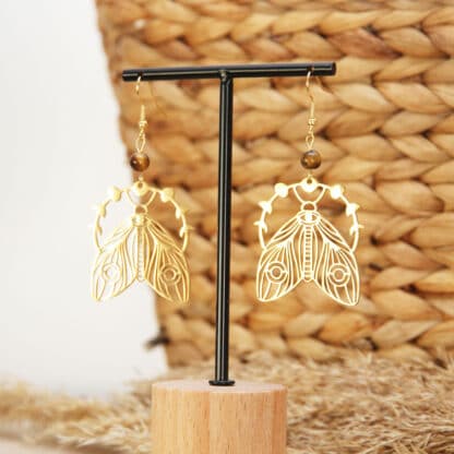 Boucles d’oreilles longues dorées avec breloque papillon de nuit et perle naturelle 6 mm