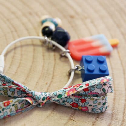 Accessoire de fin d’année scolaire – grigri ludique avec glace, Lego et lapis lazuli