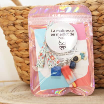 Grigri cadeau maîtresse avec lapis lazuli et breloques fun – création originale Ma Peste Adorée