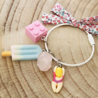 Porte-clé fantaisie "maîtresse en maillot de bain" – bijou fin d’année scolaire avec breloques et ruban Liberty