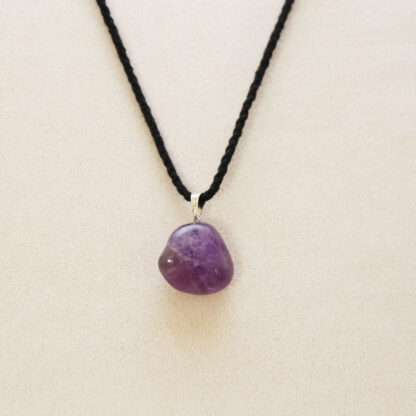 Collier en améthyste du Brésil – pierre protectrice et calmante.
