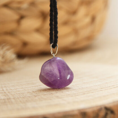Collier pendentif en améthyste plaqué rhodium – pierre naturelle apaisante.