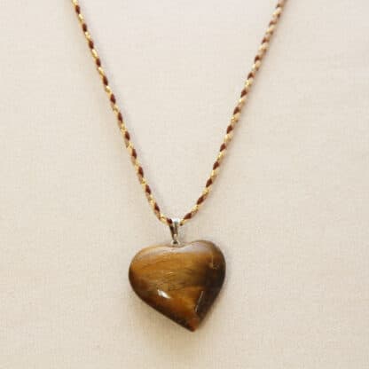 Pendentif œil de tigre naturel sur cordon ou chaîne en acier inoxydable.