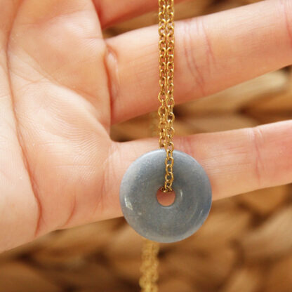 Collier avec quartz bleu avec chaîne acier inoxydable argent ou doré