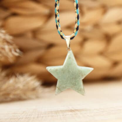 Collier pendentif étoile en aventurine verte – pierre naturelle apaisante.