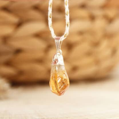 Collier pendentif pointe en citrine brute chauffée – pierre naturelle lumineuse.