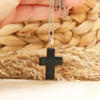 Collier pendentif croix en obsidienne noire – pierre naturelle protectrice.