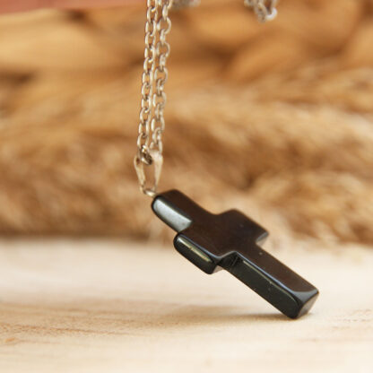 Bijou croix obsidienne noire – protection et force intérieure.