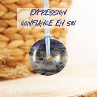 Pierre naturelle de sodalite bleue marbrée – pierre naturelle apaisante avec cordon.