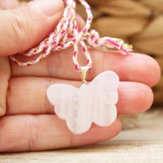 Collier pendentif papillon en quartz rose – pierre naturelle de douceur.