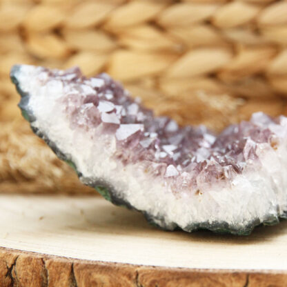 Druse d’améthyste décorative – Un trésor minéral unique pour la maison ou la méditation.