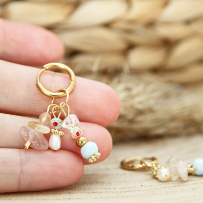 Chaque paire de boucles d'oreilles est réalisée avec des pierres naturelles