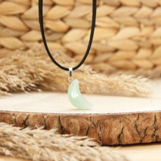 Pendentif Lune en aventurine verte – Collier personnalisable pour retrouver sérénité et équilibre émotionnel.