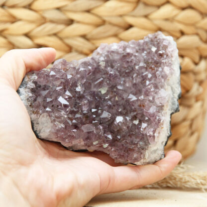 Druse d’améthyste brute – Cristaux violets naturels pour sérénité et énergie positive.