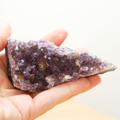 Cristaux violets d’améthyste – Pièce unique idéale pour sérénité et méditation.