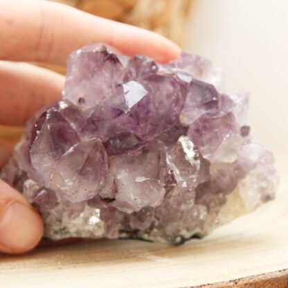Géode d’améthyste – Un cristal violet pour favoriser sommeil et harmonie intérieure.